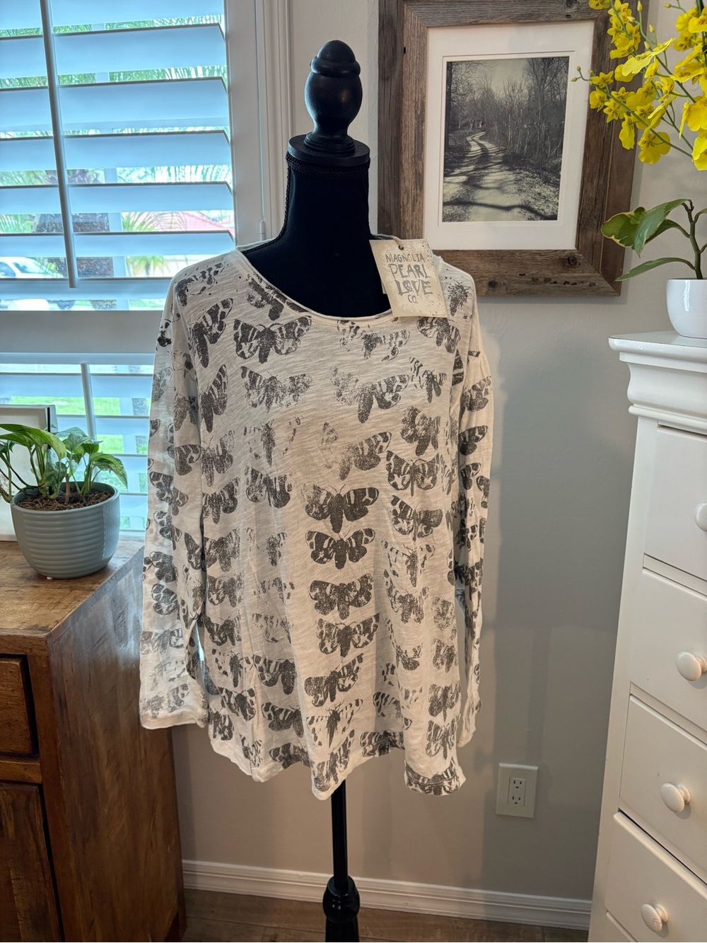 Magnolia Pearl NWT Moth Viggo Tee in Unseen World, OS